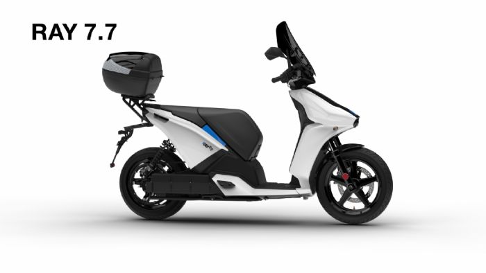 To RAY 7.7 είναι ένα λαμπρό παράδειγμα της προόδου που έχει γίνει στα ηλεκτρικά scooter, καθώς οι επιδόσεις του πλησιάζουν αυτές ενός βενζινοκίνητου scooter 300 κυβικών.